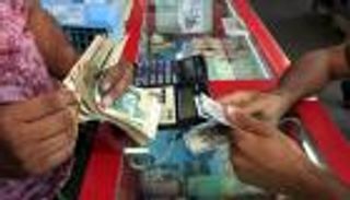 انهيار سوق النقد يجبر إيران على وقف التعامل بالدولار مع العراق