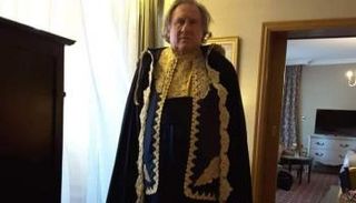 الممثل الفرنسي جيرارد ديبارديو بطل الفيلم الجزائري أحمد باي