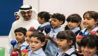 الشيخ محمد بن زايد آل نهيان خلال زيارته مدرسة الأصايل في أبوظبي