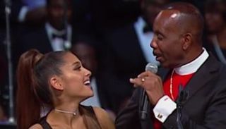 المغنية الأمريكية أريانا جراندي برفقة الأسقف