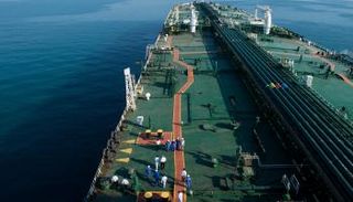 ناقلة النفط "ديفون" تبحر عبر الخليج