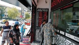 شركة صرافة في إسطنبول - رويترز