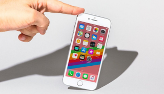 آيفون 8 يعاني عيوبا مصنعية