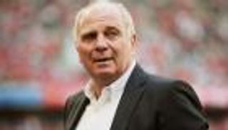 رئيس بايرن ينصح سان جيرمان بتغيير مديره الرياضي