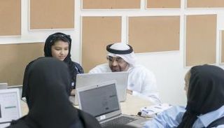 الشيخ محمد بن زايد آل نهيان خلال زيارته مدرسة الأصايل في أبوظبي، الأحد