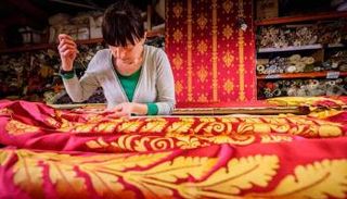 يندمج الحرير الذهبي مع القرمزي داخل الغرفة