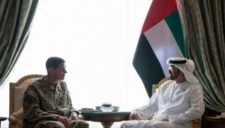 الشيخ محمد بن زايد خلال استقباله قائد القيادة المركزية الأمريكية