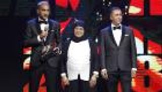 والدة حكيم زياش تخطف القلوب في ليلة تتويج نجم أياكس