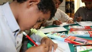 الأطفال يمارسون بعض الأنشطة بمساعدة مركز سلمان