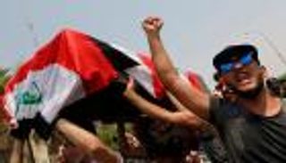 مليشيات إيران تشعل البصرة.. حظر تجوال وحرق مقر المحافظة