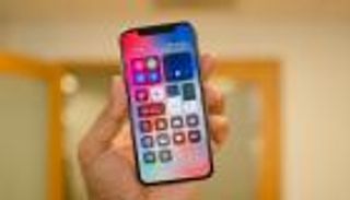 بالفيديو.. يوتيوبر يضع آيفون X في الخلاط ثم يشربه