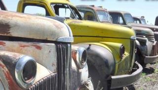 مجموعة من السيارات بالمعرض