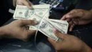 الدولار يصعد بفعل مخاوف الحرب التجارية