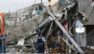 جانب من الآثار الناجمة عن الإعصار