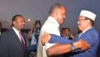 رئيس الصومال يصل إريتريا لحضور قمة ثلاثية تجمع البلدين مع إثيوبيا