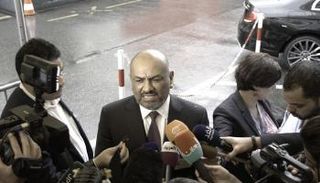 رئيس وفد الحكومة اليمنية خالد اليماني خلال حديثه للصحفيين في جنيف