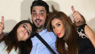 الفنانة حلا الترك ووالدها والفنانة دنيا بطمة