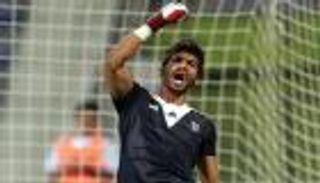 النصر الإماراتي يفقد حارسه شامبيه 4 أشهر