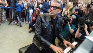 الممثل الأمريكي جيف جولدبلوم يعزف البيانو في محطة قطار