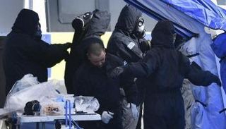 الشرطة البريطانية أثناء تفقد موقع تسمم الجاسوس الروسي- أرشيفية