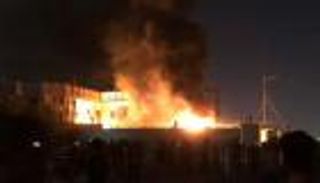 متظاهرون عراقيون يضرمون النيران بمكاتب أحزاب ومليشيات في البصرة