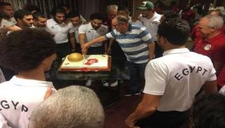 منتخب مصر يحتفل بمحمد صلاح
