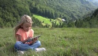 نشأة الأطفال بمناطق مليئة بالأشجار تحسن أداءهم الدراسي