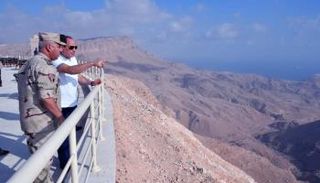 الرئيس المصري عبدالفتاح السيسي ورئيس الهيئة الهندسية للقوات المسلحة 