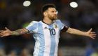 تعليق قميص ميسي مع الأرجنتين في غيابه
