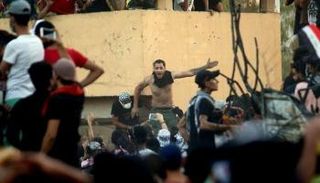 متظاهرون عراقيون في البصرة ضد الفساد- أرشيفية