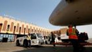 بالصور.. قصف مليشيات إيران مطار البصرة يفشل في تعطيل الحياة