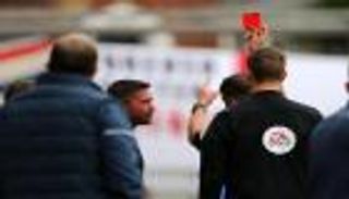 أسطورة ليفربول يتعرض للطرد في أولى مبارياته مدربا