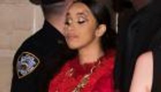 عرض أزياء يتحول لحلبة ملاكمة بين نيكي ميناج وكاردي بي