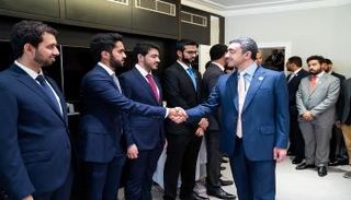 جانب من لقاء الشيخ عبدالله بن زايد بالطلبة الإماراتيين