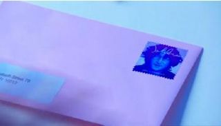 طابع بريد أمريكي تكريما لأيقونة الروك جون لينون 