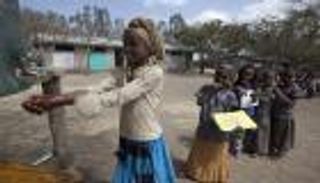 مبادرات إماراتية تحارب الأمية في بقاع العالم