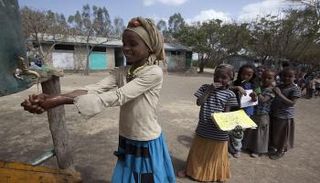 الإمارات تحارب الأمية في بقاع العالم