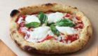 "مونتانارا".. البيتزا المقلية أشهر مأكولات الشارع في نابولي