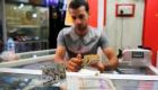 إيران تسمح باستيراد النقد الأجنبي لوقف هبوط الريال