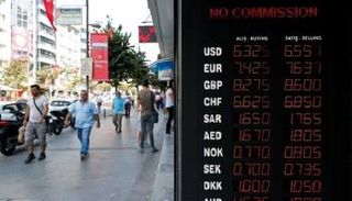 هبوط الليرة يضاعف أزمات الاقتصاد التركي