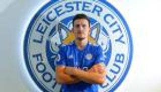 ليستر سيتي يحصن مدافعه ماجواير بعقد جديد