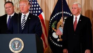 ترامب مع وزير الخارجية مايك بومبيو ونائبه مايك بنس