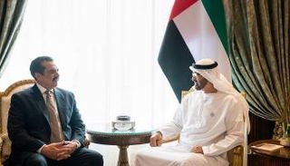 الشيخ محمد بن زايد خلال استقباله قائد التحالف الإسلامي العسكري