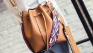 حقيبة الدلو.. تصميم عملي للمرأة العصرية