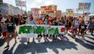 بالصور.. مظاهرات في باريس للمطالبة بموقف إزاء التغير المناخي