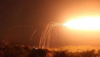 غارات جوية عبر إلقاء قنابل فسفورية بمدينة إدلب