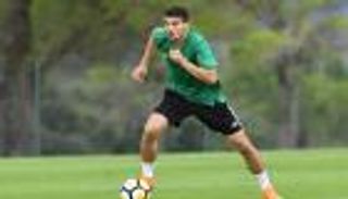 مهند العنزي يطالب لاعبي "الأبيض" بتطمين الجماهير الإماراتية