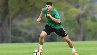 مهند العنزي خلال التدريبات مع المنتخب