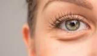 6 طرق للتخلص من الانتفاخ تحت العين	