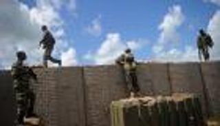 مقتل 6 أشخاص في هجوم انتحاري استهدف مقرا حكوميا بمقديشو